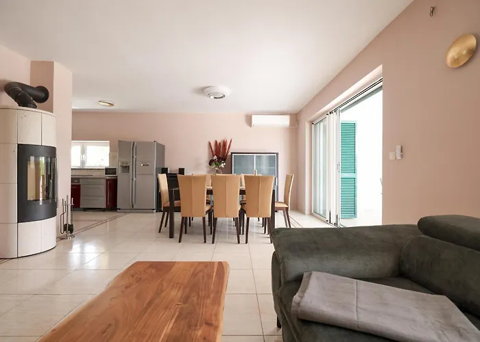 Ad Astra Punta Skala * بيتريتْشاني