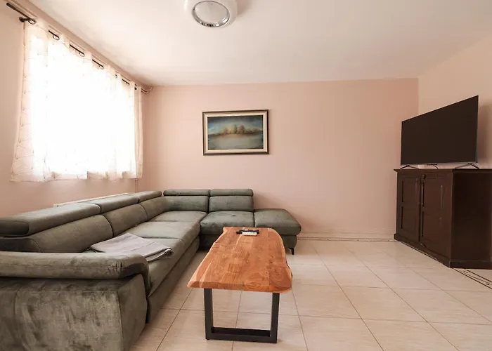 Ad Astra Punta Skala بيتريتْشاني