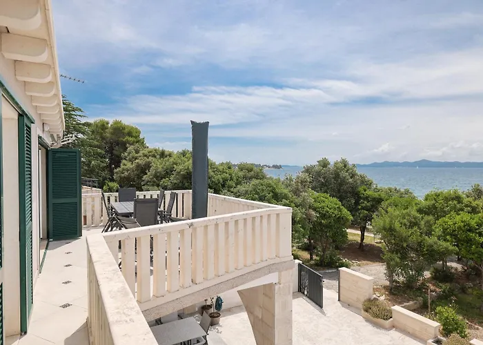 Ad Astra Punta Skala بيتريتْشاني